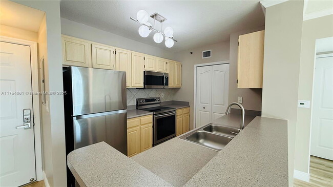 Building Photo - 2665 SW 37th Ave