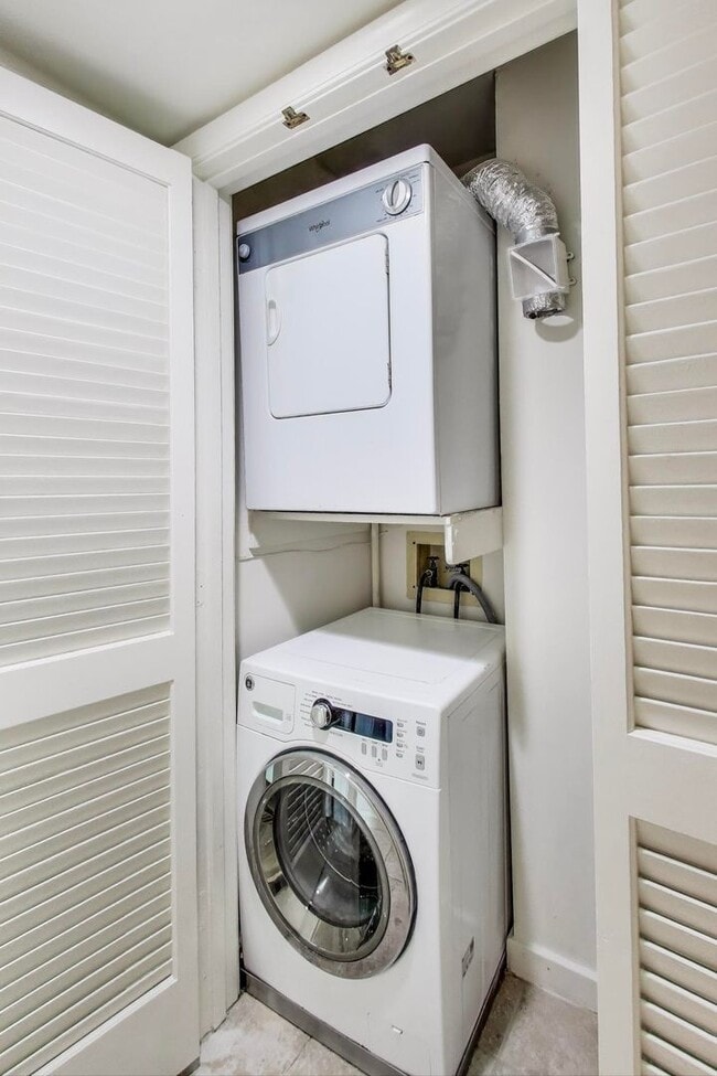 Building Photo - Convenient and Stylish 2-bedroom close to ...