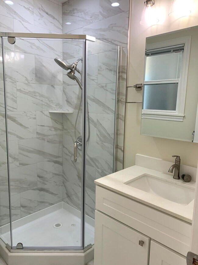 Building Photo - 423-425-425 11th Ave