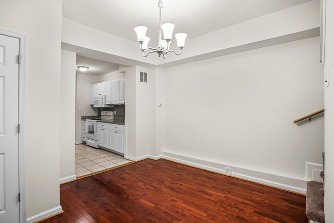 Building Photo - Cozy 2 BR 1.5 Ba Townhome by Patterson Park