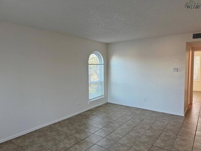 Building Photo - 1611 Bell St