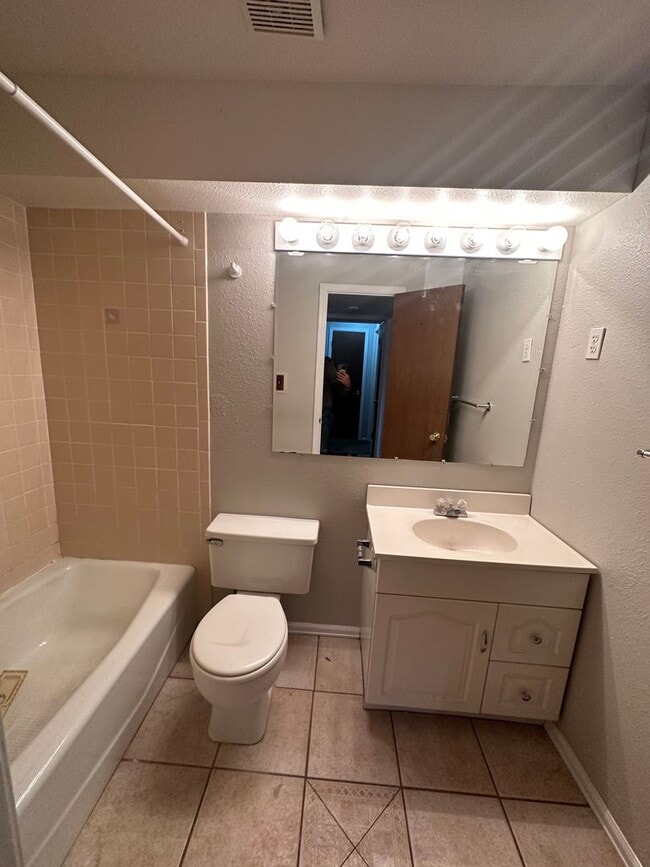 Building Photo - 2 BEDROOM, 1 BATHROOM, TOWNHOME IN THE AVE...