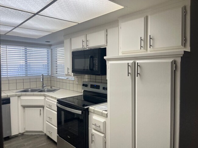 Building Photo - DC817