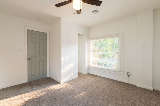 Building Photo - N Rosedale Ave Duplex