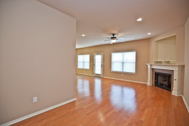 Building Photo - ***901 Oakwood Lane***