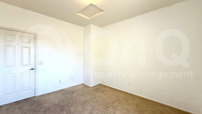 Building Photo - 2131 E Yellowstone Pl