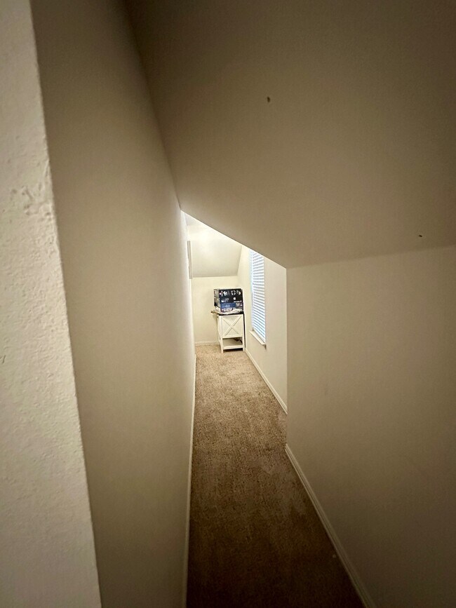 Building Photo - 928 Falcon Dr