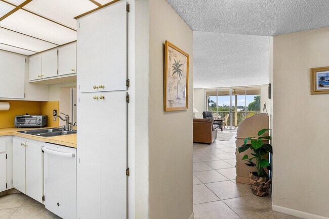 Building Photo - 931 Gardenia Dr