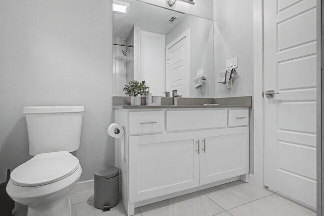 Building Photo - 5410 Travesia Ct