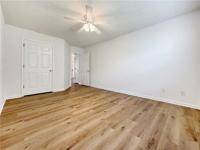 Building Photo - 3385 Stoneleigh Run Dr NE