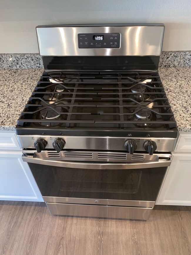 Building Photo - Edge at Azalea