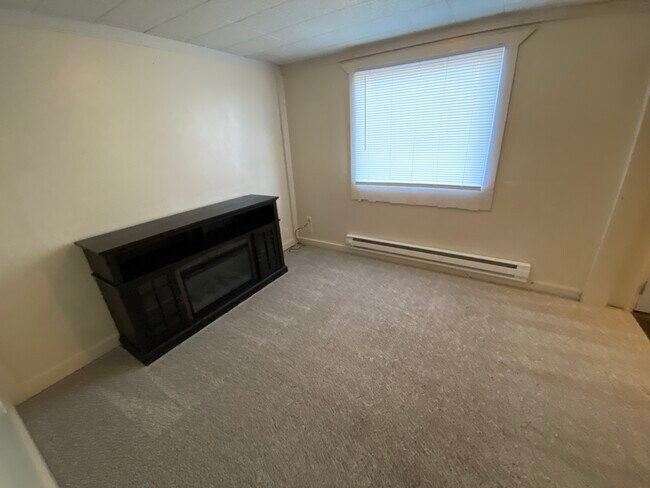 Building Photo - 118 7th St