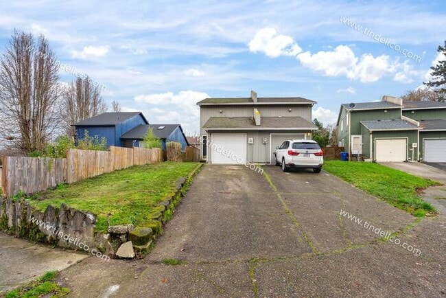 Building Photo - 3 Bedroom Home with New LVP, Fenced Yard & Attached Garage located on Cul-De-Sac!