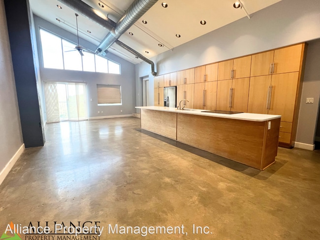 Building Photo - 2 br, 2 bath House - 820 N. Manhattan Ave....
