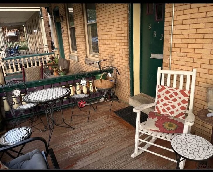 porch - 4822 Florence Ave