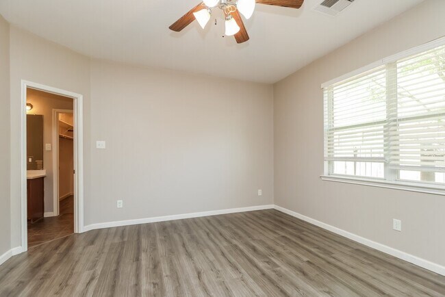 Building Photo - 443 Oak Chase Dr