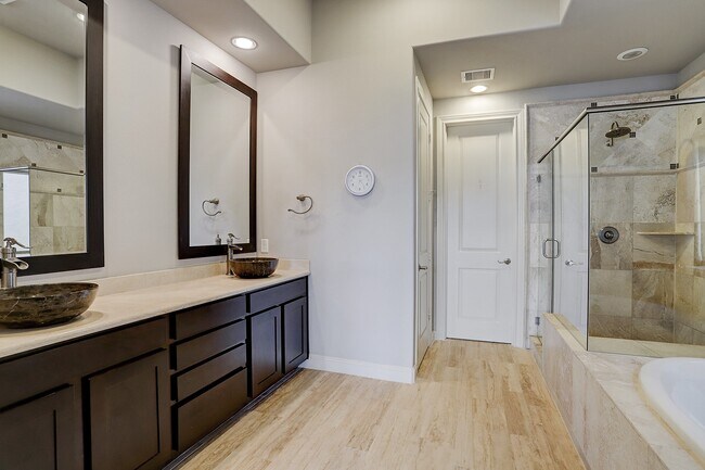 Building Photo - 10912 Wrenwood Park
