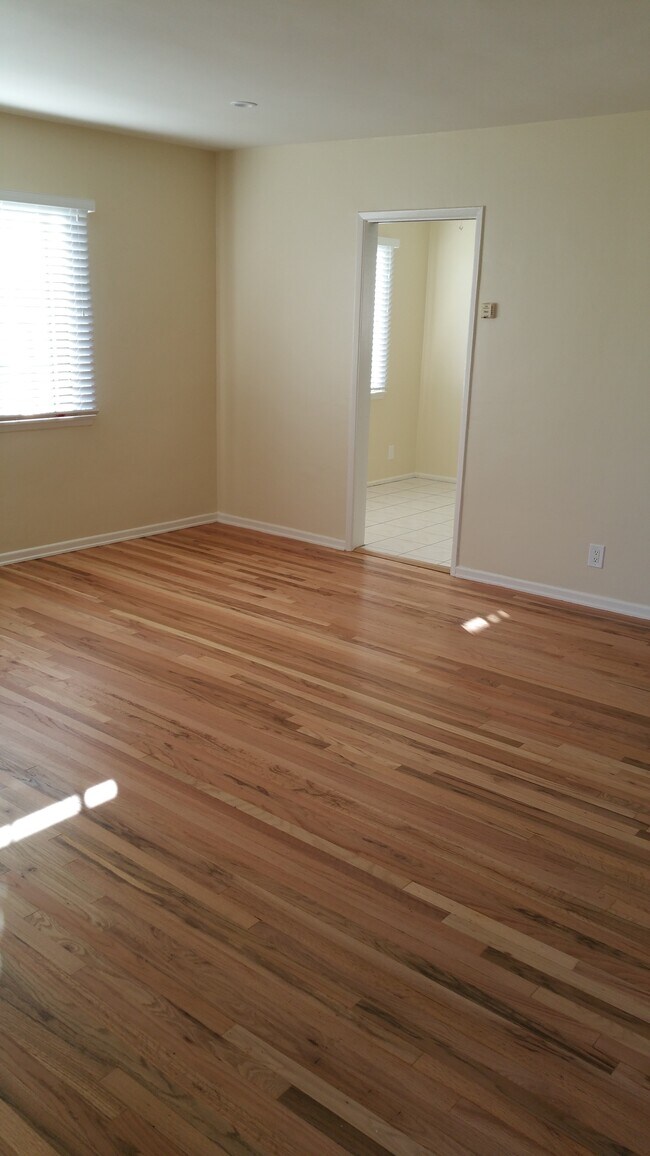 Building Photo - 3636 Kelton Ave