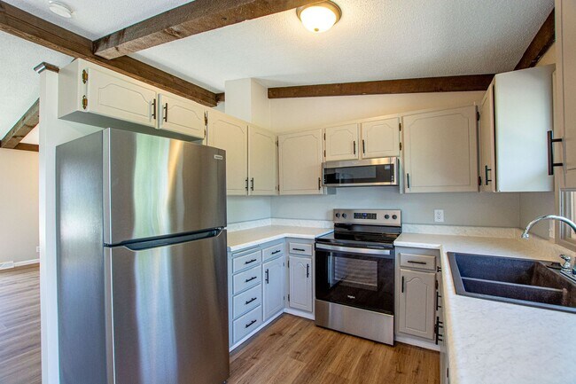 Building Photo - 3 Bedroom / 1.5 Bath with Fenced Backyard ...