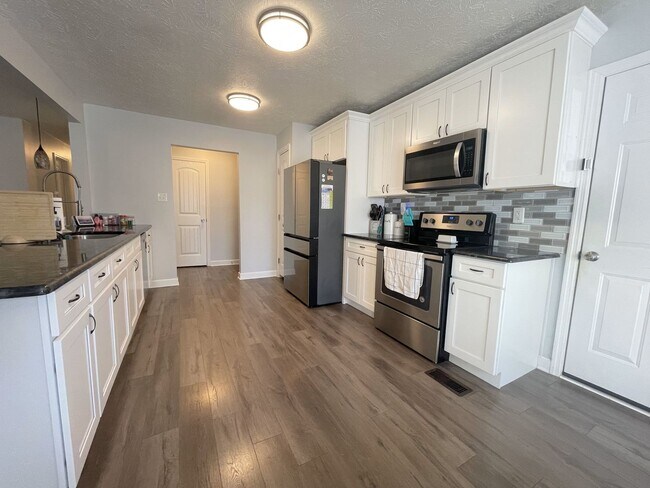 Building Photo - Beautifully Updated 3 Bed Home with Bonus ...