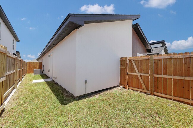 Building Photo - 1502 W Platinum Dr