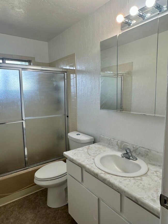 Building Photo - Large Home For Rent In Rexburg