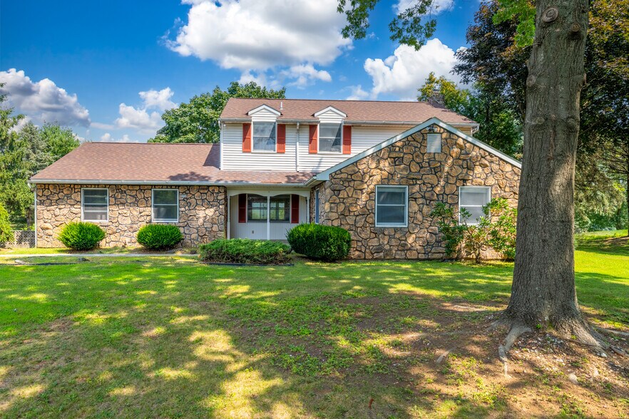 Building Photo - 3250 Vista Dr