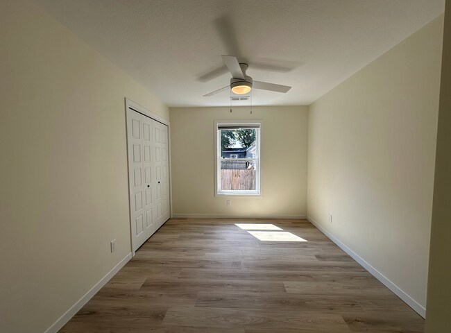 Building Photo - 2 Bedroom/1 Bath Duplex Available For Rent