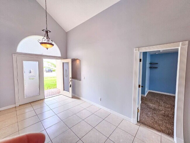 Building Photo - Waterfront Pool Home in Desirable Sunset Lakes