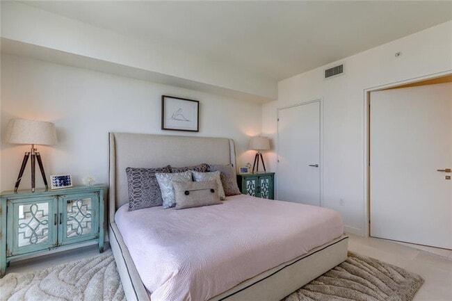 Building Photo - 401 N Birch Rd