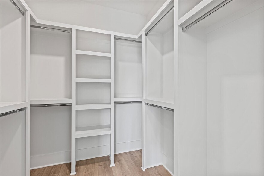 Building Photo - 321 Old Shackle Island Rd