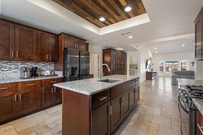 Building Photo - 57731 San Tropeze Dr