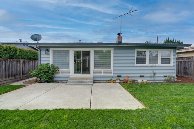 Building Photo - 405 S Fernwood Cir