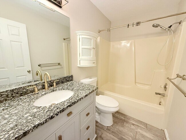 Building Photo - Stunning 5-Bedroom Home with Pool in Desir...