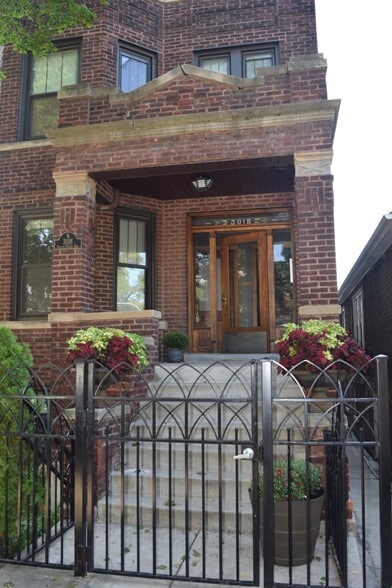 Classic Chicago Bridgeport - 3018 S Union Ave