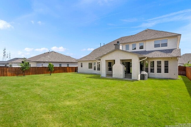 Building Photo - Charming Home Awaits: Spacious & in a Prime Location