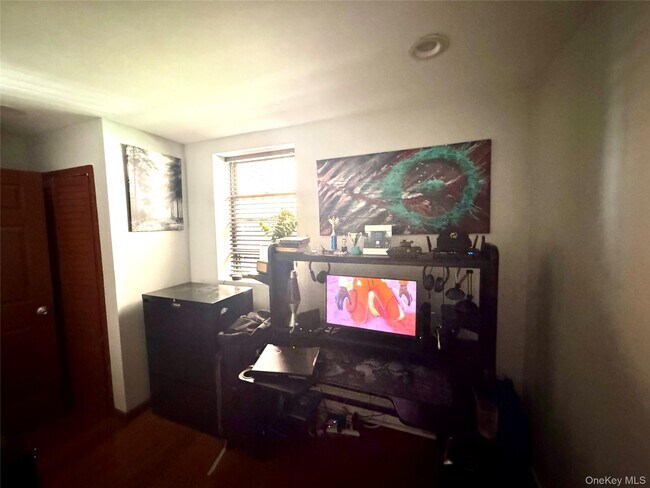 Building Photo - 749 E 224th St