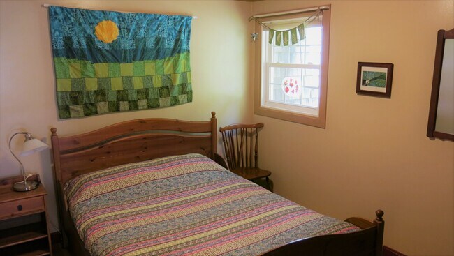 Bedroom with queen bed - 490 Cross Point Rd