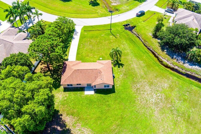 Building Photo - 2175 SE Heathwood Cir