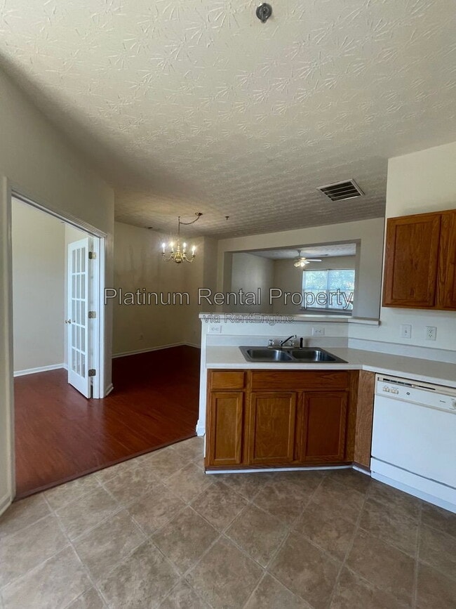 Building Photo - 244 Village Square Dr