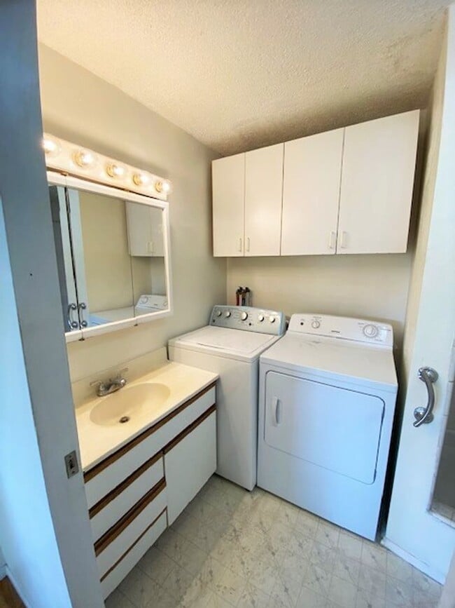 Building Photo - One bedroom with parking in Waikiki