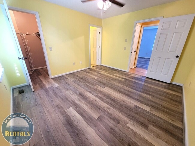 Building Photo - Charming 2BR/1.5BA Townhome Near the Green...