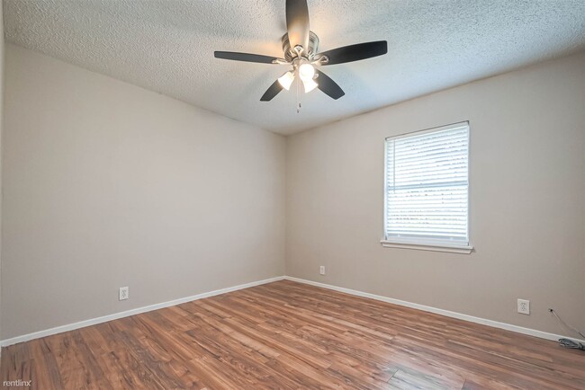 Building Photo - 2 br, 1 bath Duplex - 8430 Round Rock Drive 5