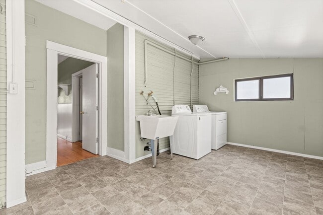 Building Photo - Spacious 3 bedroom, 1 Bath House in Inner SE Portland - Everything Right at Your Doorstep!