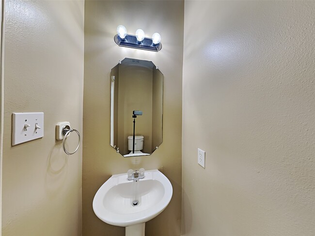 Building Photo - 1927 Makenna Ln