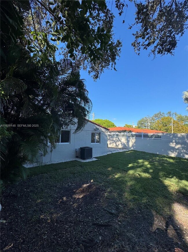 Building Photo - 3021 SW 2nd Ave