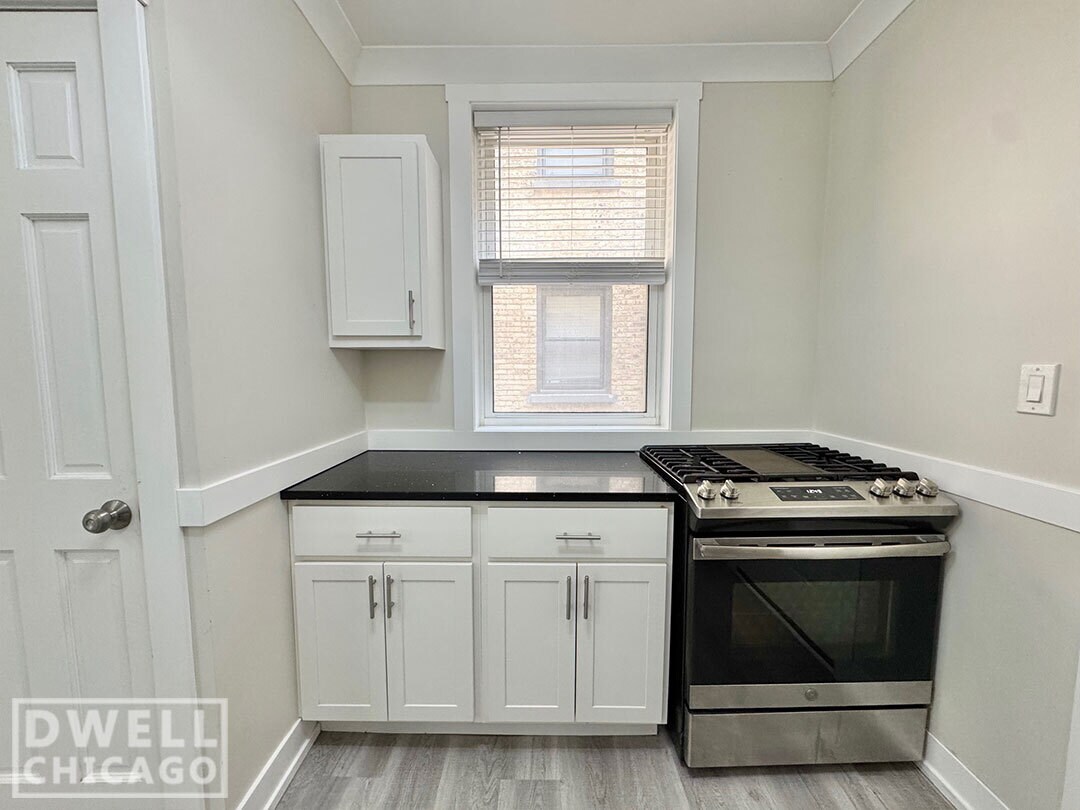 Building Photo - 1421 W Hutchinson St