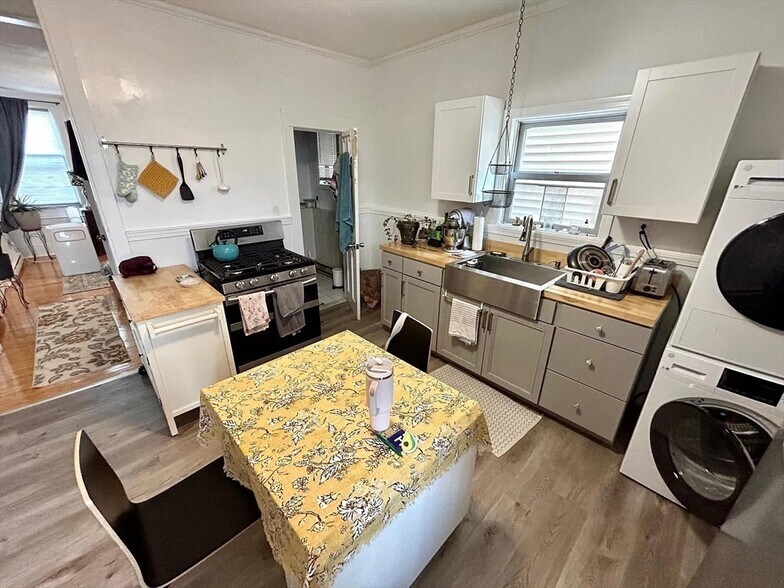 Building Photo - 369 Dorchester St