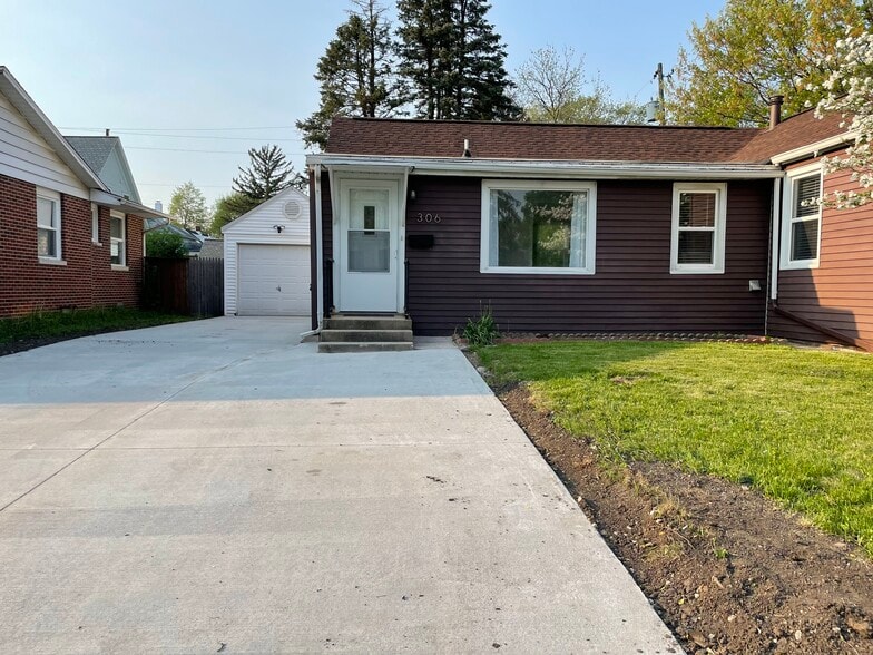 Building Photo - 306 E Washington St