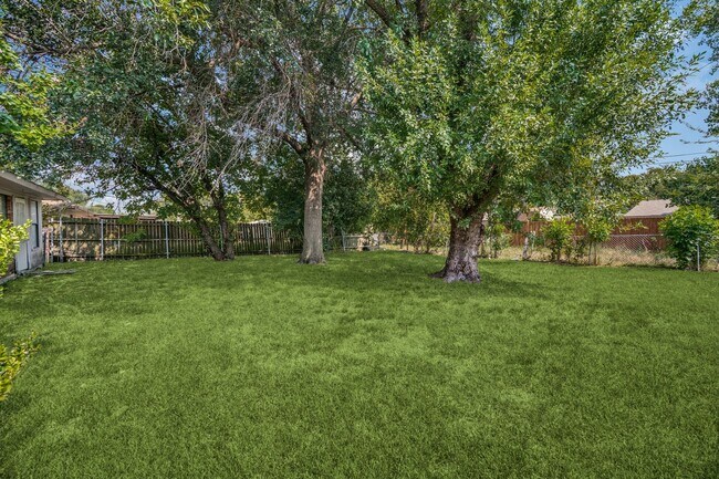 Building Photo - 818 Quinette Dr